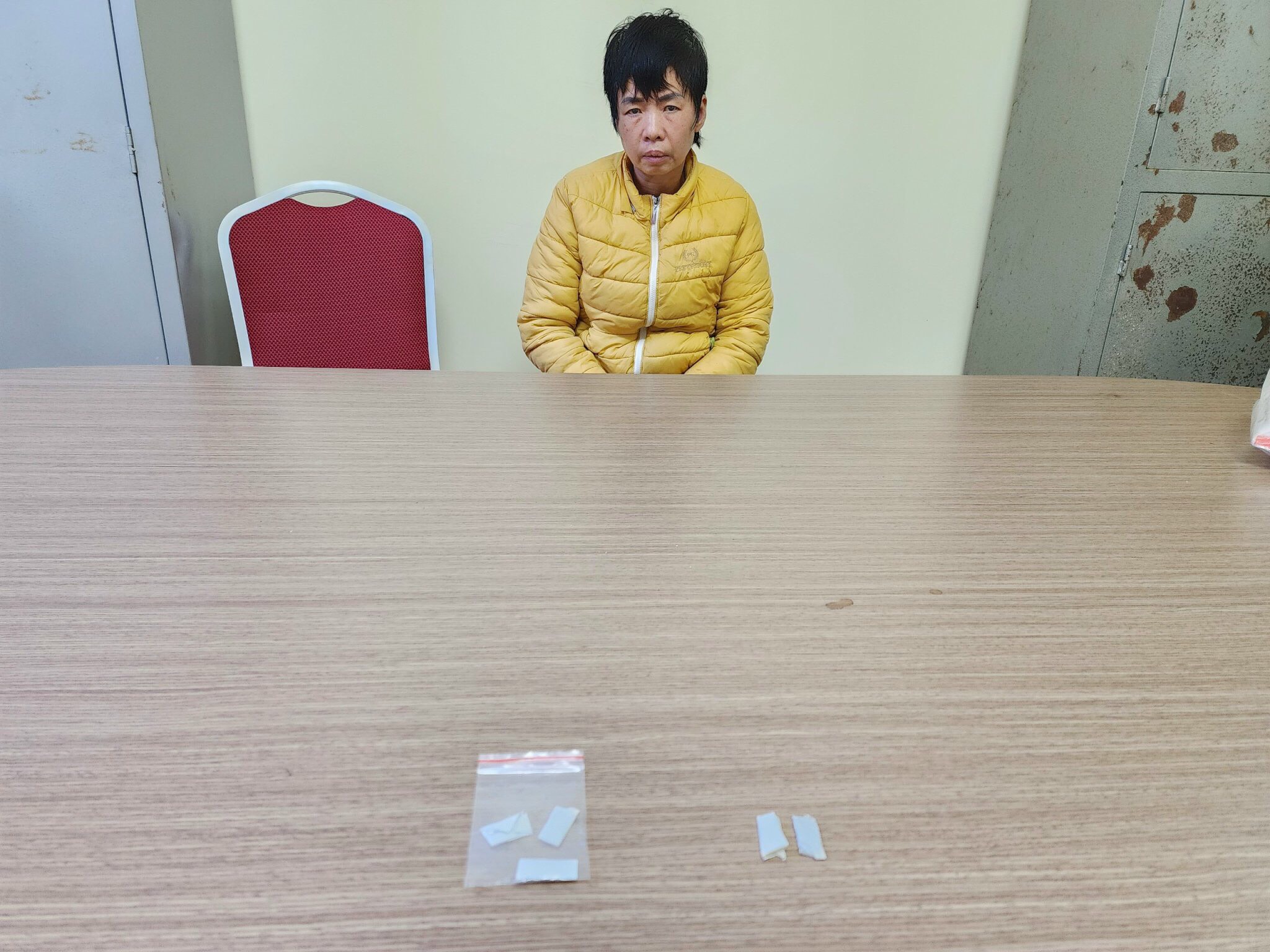 Công an xã Trân Châu bắt quả tang đối tượng tàng trữ trái phép chất ma túy.